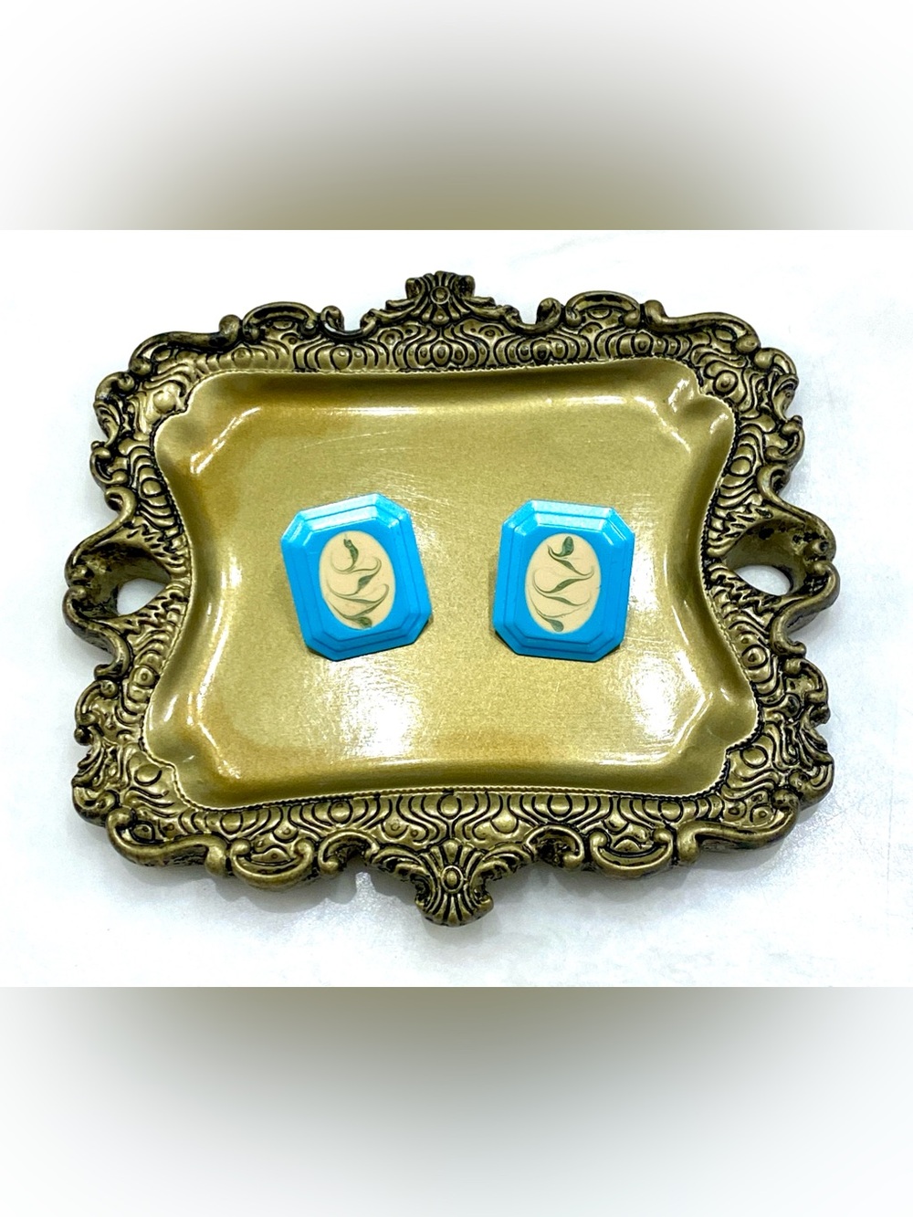 Vintage 80s Mod Chunky Bright Blue Emerald Cut Oval Ribbon Swirl Cameo Earrings